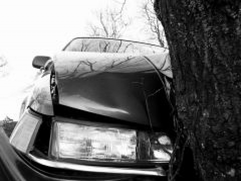 Ādažu novadā avarējusi jaunieša vadīta automašīna