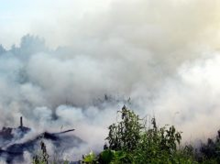 Siguldā degusi kūla un neapsaimniekota ēka