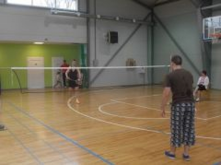 Vijciemā sacenšas badmintonā un šautriņu mešanā