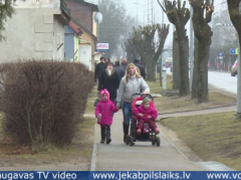 Vidusdaugavas TV: Līvānos apzāģē pāraugušās liepas Rīgas ielā