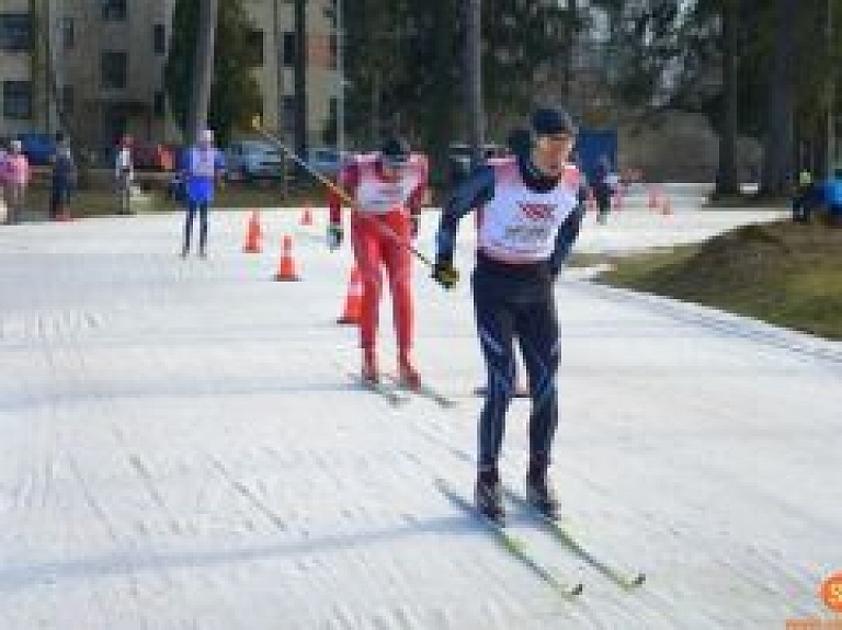 Slēpošanas stafetēs jauni uzvarētāji Latvijas Ziemas olimpiādē