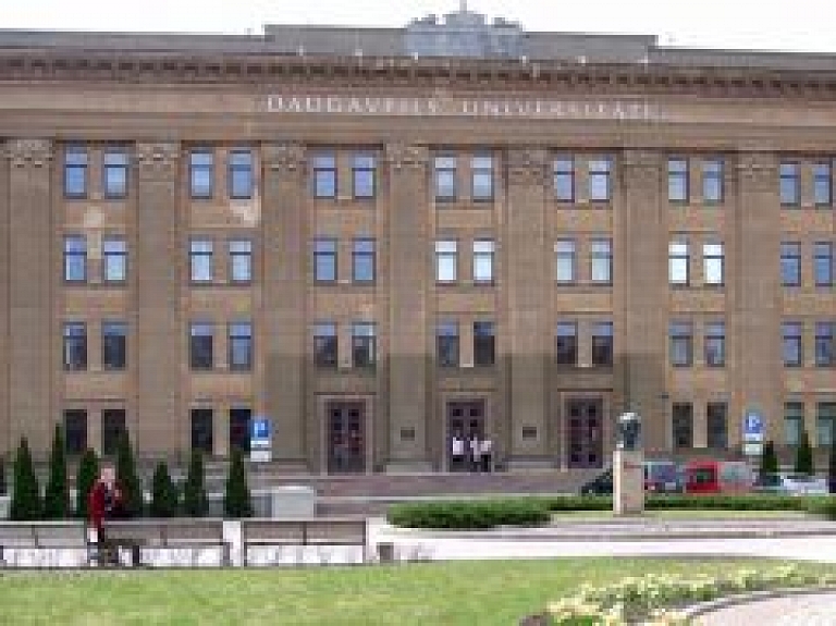 Pasniegs "Daugavpils Universitātes Gada balvu 2014"