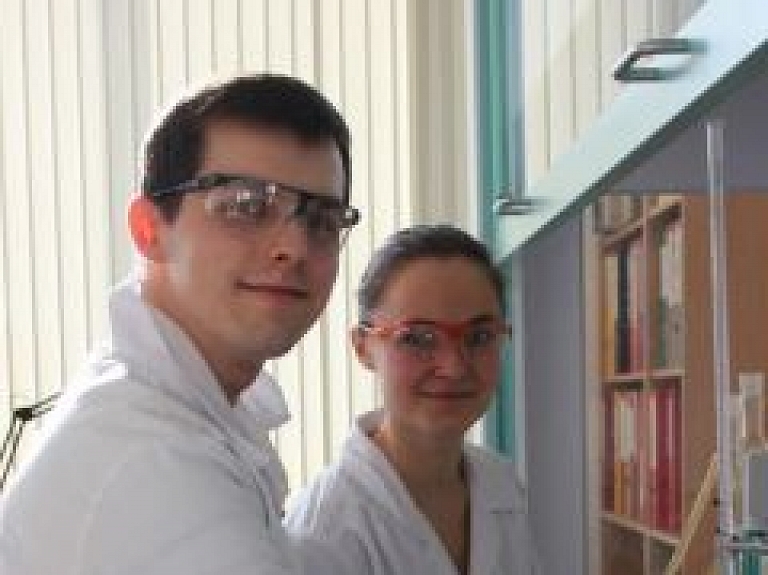 Varakļānu vidusskolas skolnieks iepazīstas ar "Grindeks"