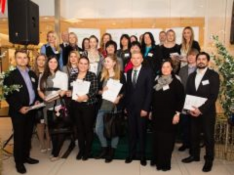 Bērzaunes pamatskolas SMU apbalvo par inovatīvāko biznesa ideju