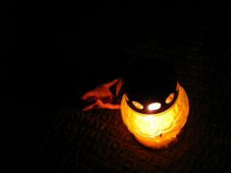 Kalpaka ballē savākti 4 500 eiro karavīru pieminekļa būvniecībai