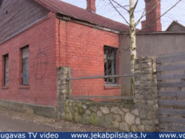 Vidusdaugavas TV: Jēkabpilī joprojām daudz pamestu ēku, kas pamazām grūst