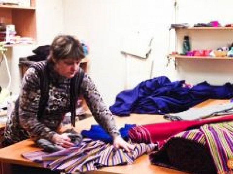 Laurenču sākumskolas deju kolektīvs ieguvis tautastērpus