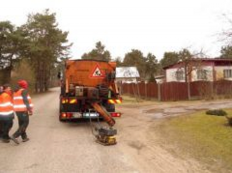 Sākts avārijas bedrīšu remonts Dzirnupes ielā