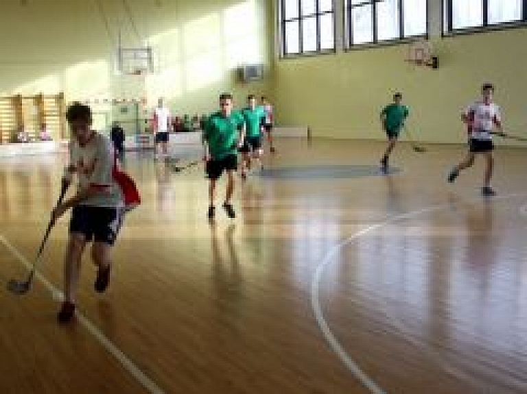 Rēzeknes 5.vidusskolas komanda uzvar skolu sacensībās florbolā
