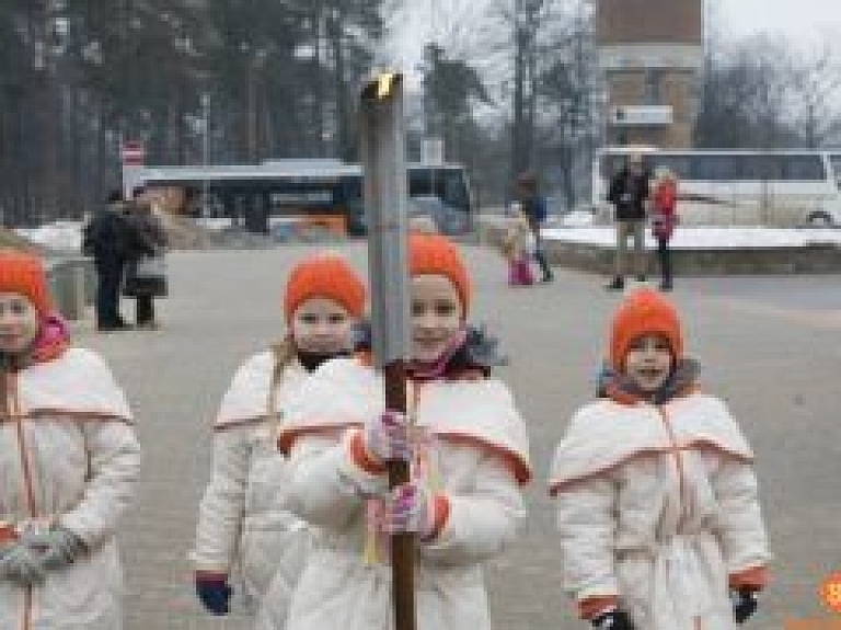 Latvijas III Ziemas olimpiādes lāpa turpina savu ceļu pa Siguldas novada skolām