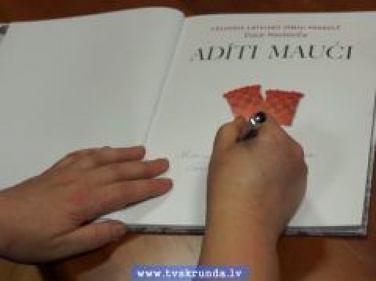 Skrundas TV: Iznākusi grāmata "Adīti mauči"