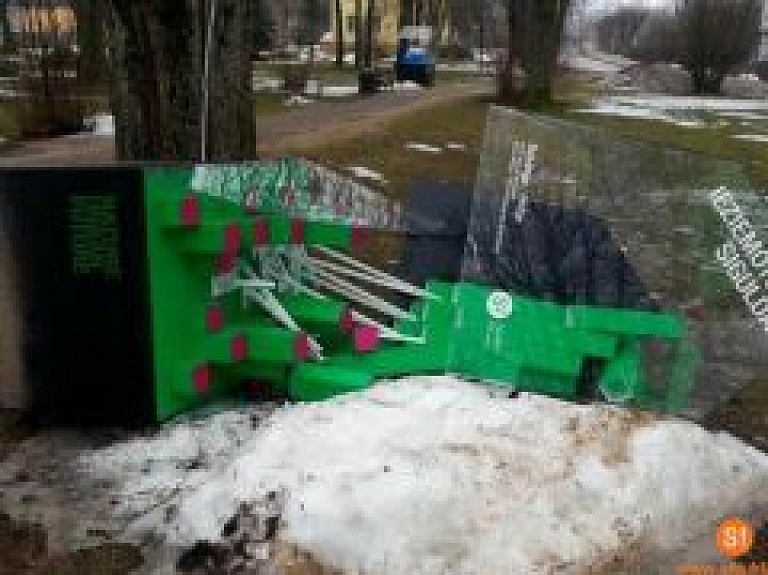 Izdemolēti vides gaismas objekti Maija parkā