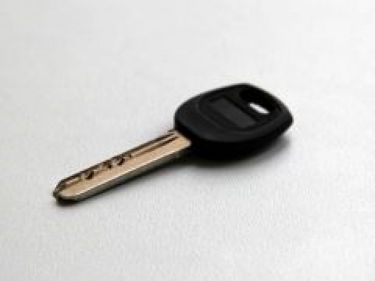 Pie Carnikavas domes ēkas atrasta automašīnas atslēga