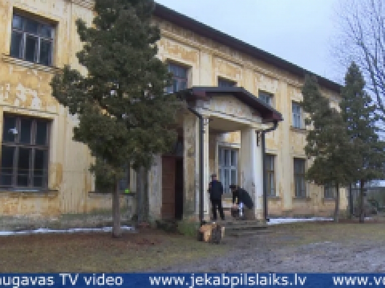 Vidusdaugavas TV: Salas novadā daudzbērnu ģimene jau vairākus gadus dzīvo necilvēcīgos apstākļos