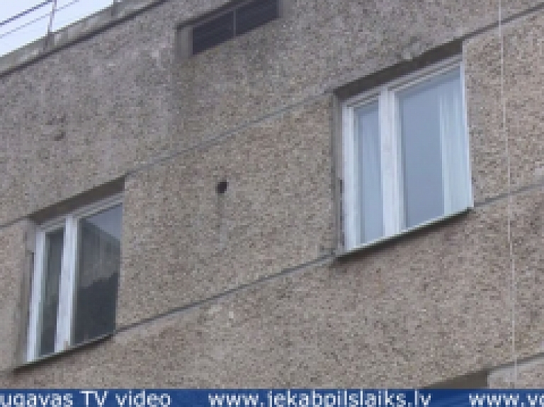 Vidusdaugavas TV: Asiņainie notikumi Vandānos - dzīvoklī regulāri notikuši skandāli un alkohola lietošana