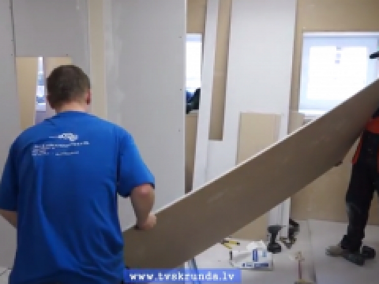Skrundas TV: Saldū sacenšas profesionālie būvnieki