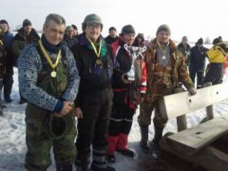 Krimuldā labākie zemledus makšķernieki