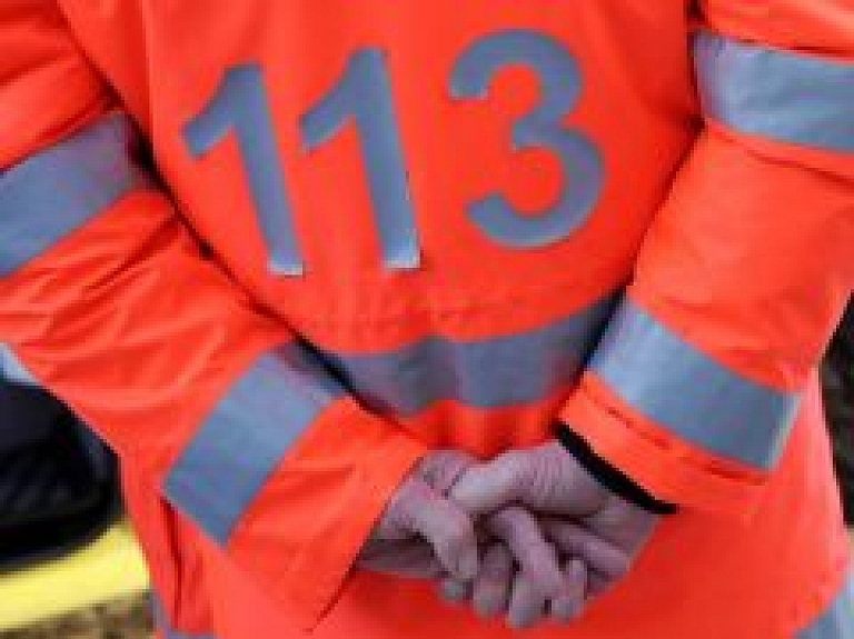 Kurzemē mediķi un glābēji palīdz atbrīvot trenažiera skrejceliņā iesprūdušu zēna roku