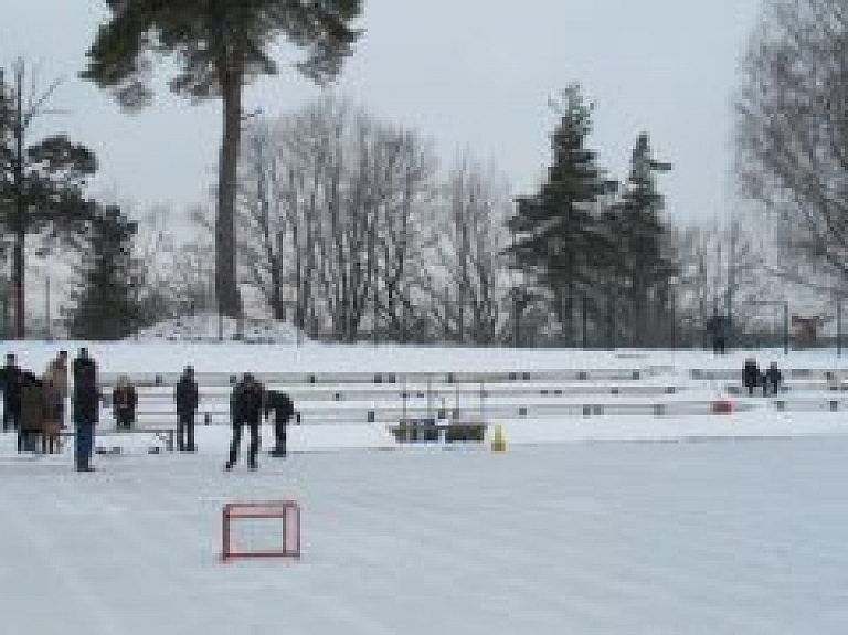 Uz nenoteiktu laiku slēgta Valkas slidotava