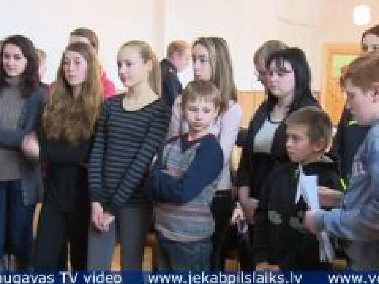 Vidusdaugavas TV: "Ēnu dienā" Jēkabpilī skolēni interesējas par dažādām profesijām