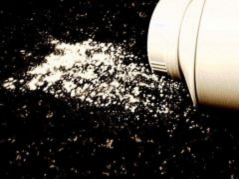 Glābēji Carnikavā savāc nezināmas izcelsmes pulverveida vielu