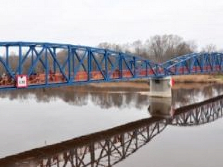 Carnikavas gājēju un velosipēdistu tilts nominēts būvniecības balvai