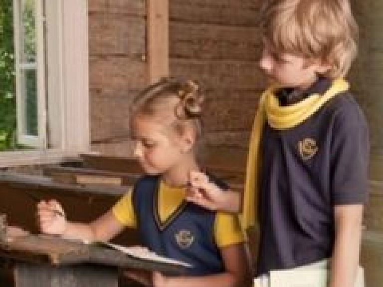 Carnikavas pamatskolas skolēnus aicina valkāt skolas formas