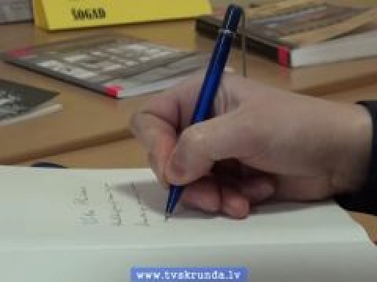 Skrundas TV: Dāvina grāmatas Viļa Plūdoņa Kuldīgas ģimnāzijai