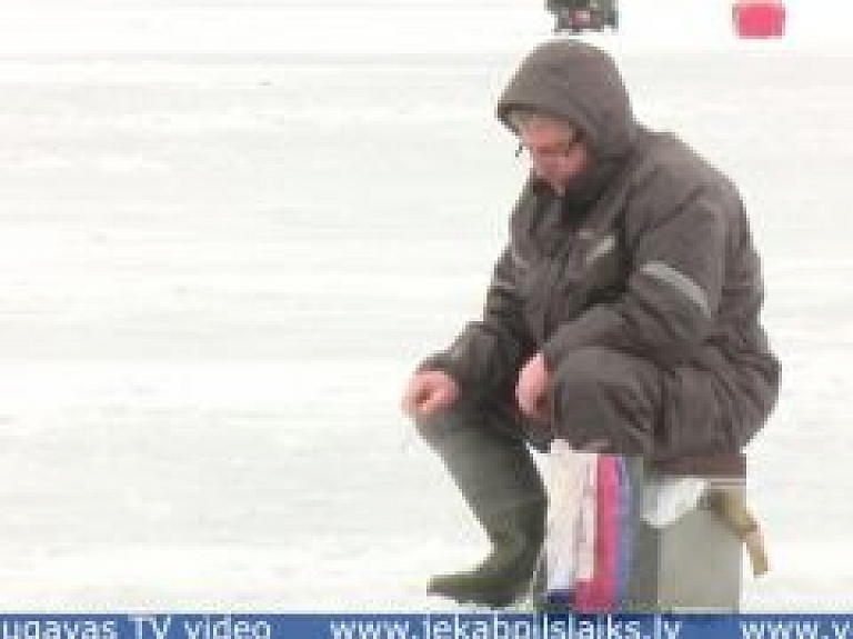 Vidusdaugavas TV: Krustpils novadā norisinās zemledus makšķerēšanas sacensības "Baļotes loms"