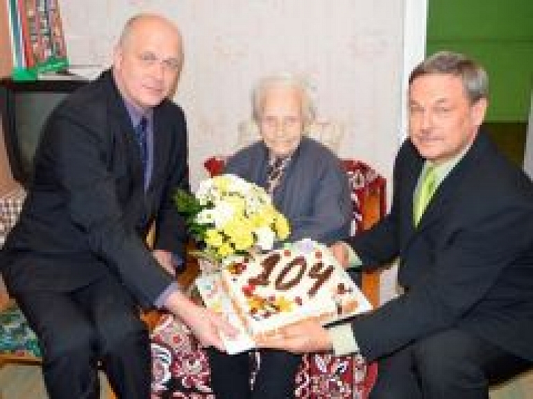 Viena no vecākajām Talsu novada iedzīvotajām nosvinēja 104.dzimšanas dienu