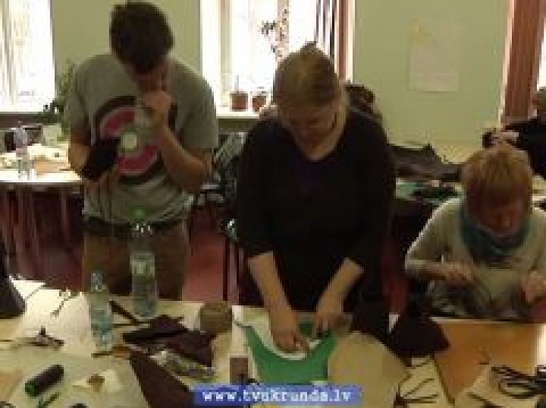 Skrundas TV: Kuldīgā mācās gatavot viduslaiku apavus