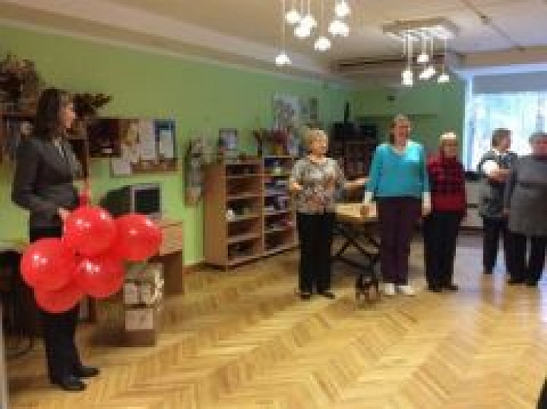 Rojas Invalīdu biedrība dāvanā saņem datoru