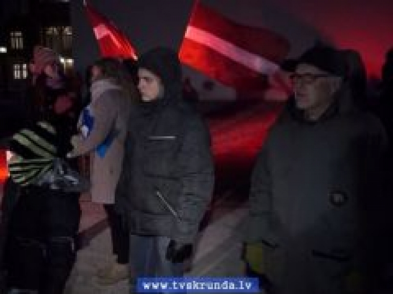 Skrundas TV: Barikāžu atceres brīdis Kuldīgā