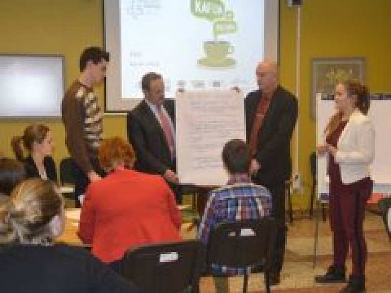 Talsu jaunieši "kafijo" ar politiķiem