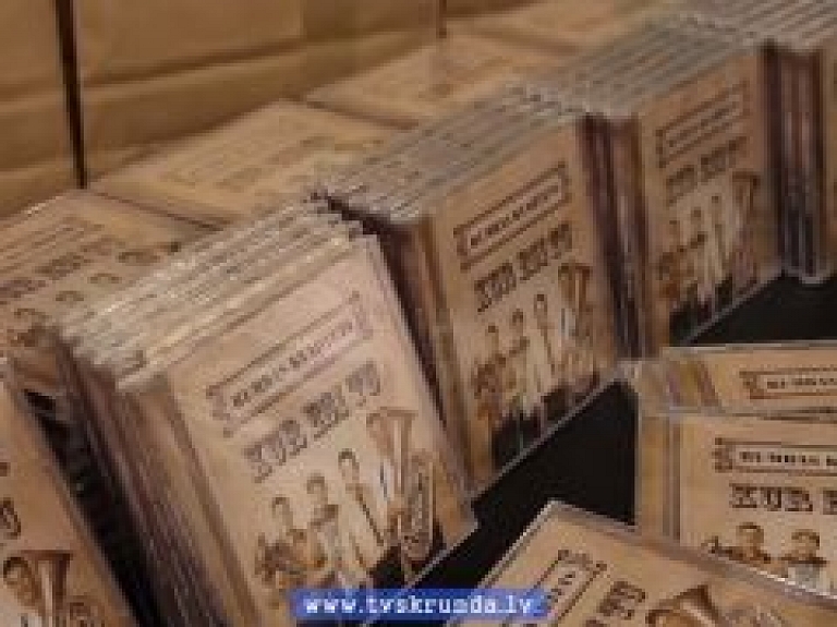 Skrundas TV: "Rumbas kvartetam" debijas albums