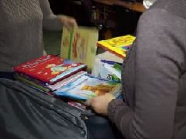 Skrundas TV: Bibliotēka bērnus apmeklē bērnudārzā