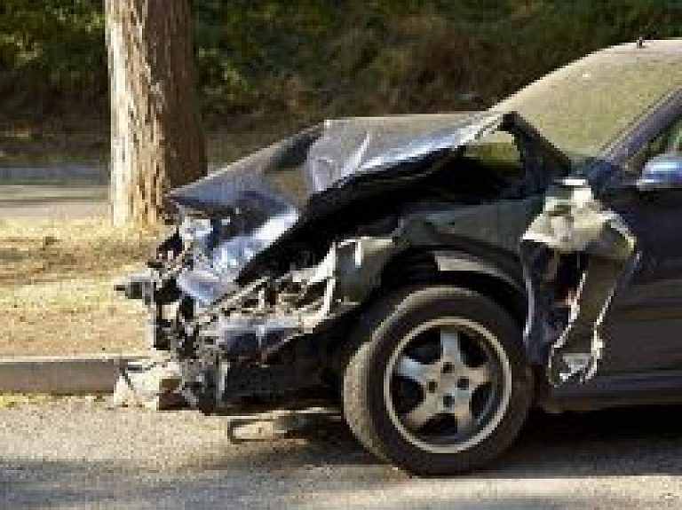 Zirņu pagastā notikusi sadursme starp kravas un vieglo automašīnu