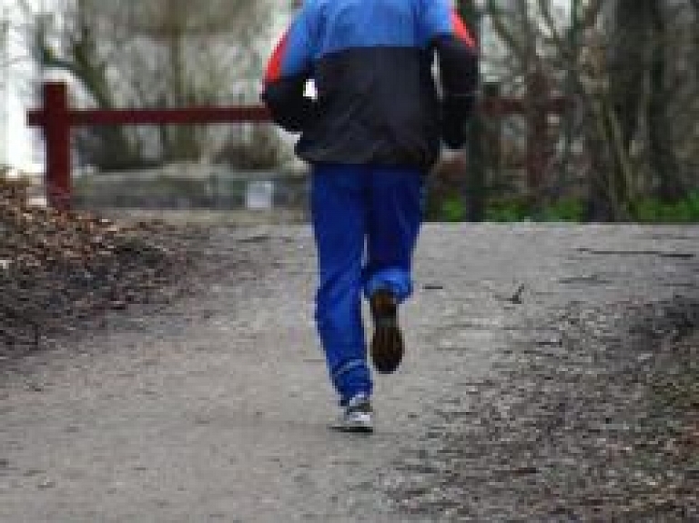 Vētra "Billija" neattur skrējējus Valkas estrādē