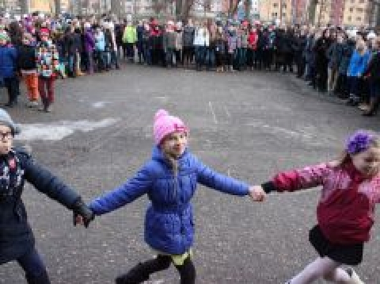 Valmieras Viestura vidusskola svin 75 gadu jubileju