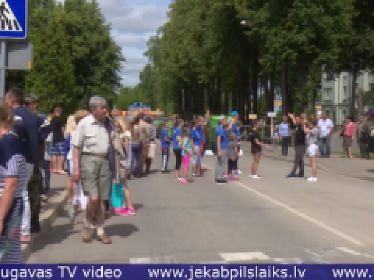 Vidusdaugavas TV: Bērni un jaunieši Līvānu svētku laikā izzina sevi Spēļu un rotaļu ielā