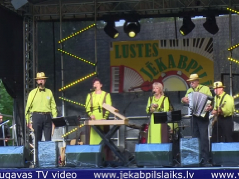 Vidusdaugavas TV: Lustēs Jēkabpilī muzicē vairāk nekā 100 dalībnieku