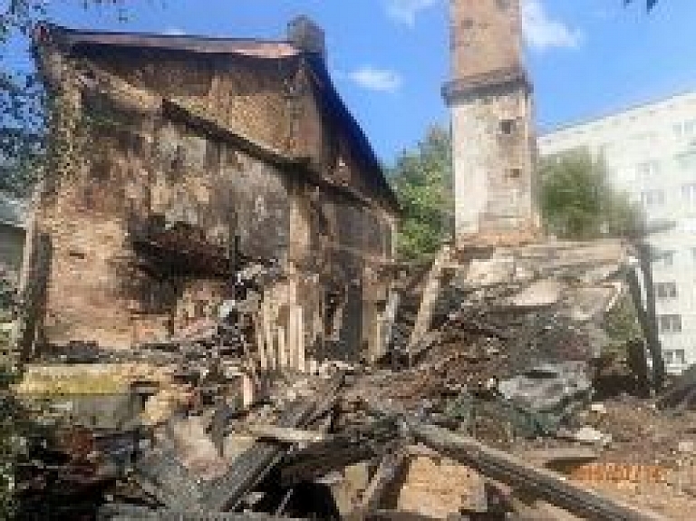 Piespiedu kārtā demontēs naktī nodegušo Rīgas graustu