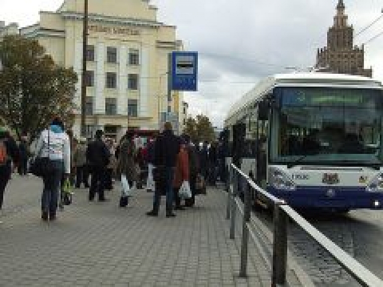 Rīgas sabiedriskajā transportā samazinājies "zaķu" skaits