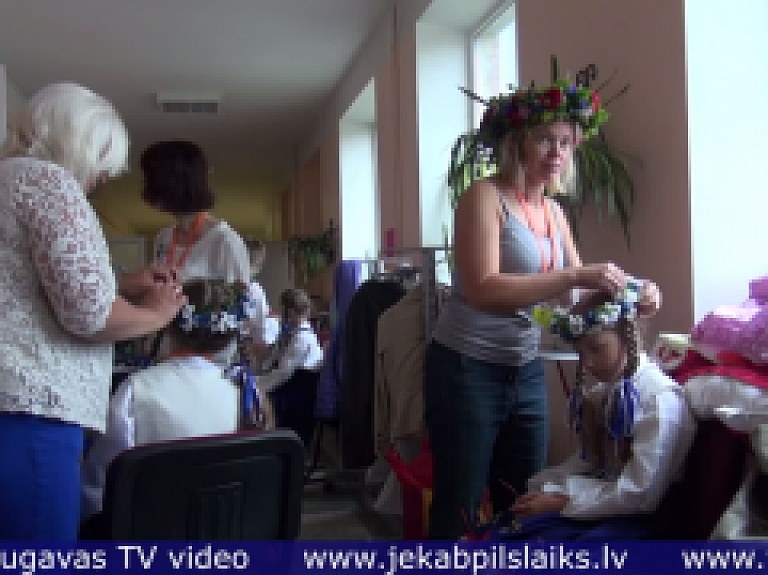 Vidusdaugavas TV: Spītējot lietum jēkabpilieši dziesmu un deju svētkos gūst prieku