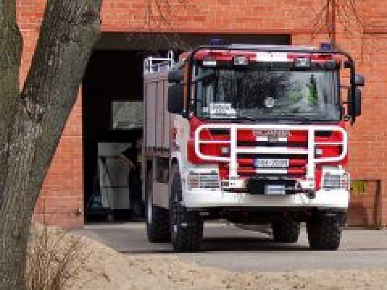 Rīgā ražošanas ēkā degušas kastes un diegu spoles