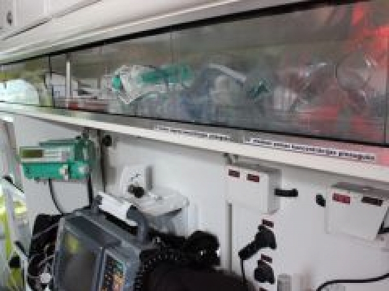 Vīrietis alkohola reibumā izlemj rokas ielikt elektrības skapī