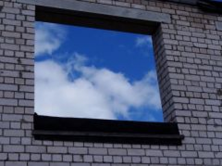 Rīgas reģionā vīrietis alkohola reibuma izkritis pa logu