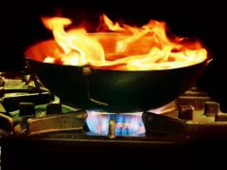 Salaspilī ugunsdzēsēji izglābuši sievieti, kurai piededzis ēdiens