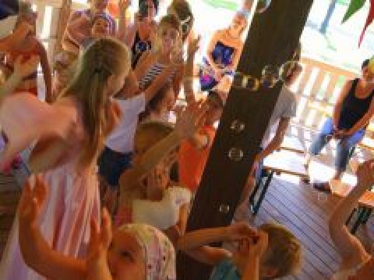 Izrāde "Punktiņa un Antons ved rotaļās" parkā "Ziemeļblāzma"