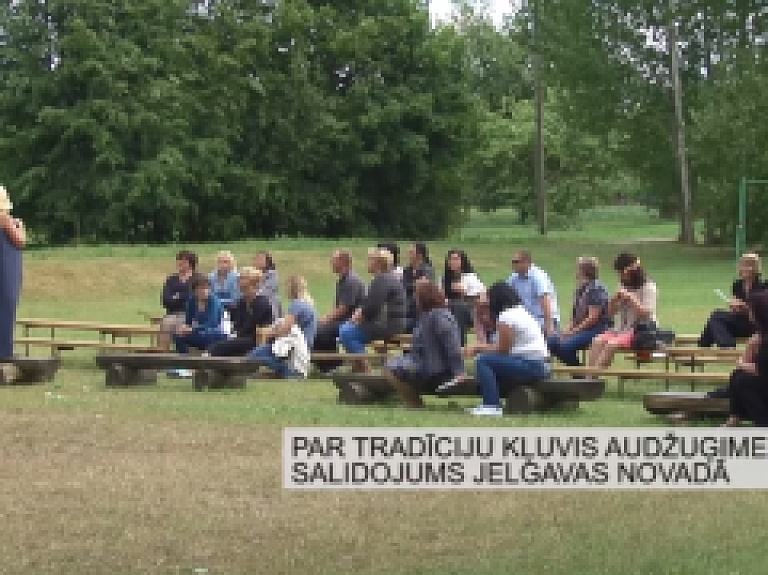 Latgales Reģionālā TV: Par tradīciju kļuvis audžuģimeņu salidojums Jelgavas novadā